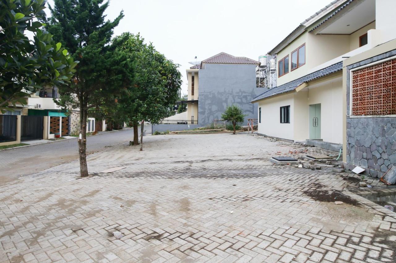 Reddoorz Plus At Panorama Villas Batu باتو المظهر الخارجي الصورة